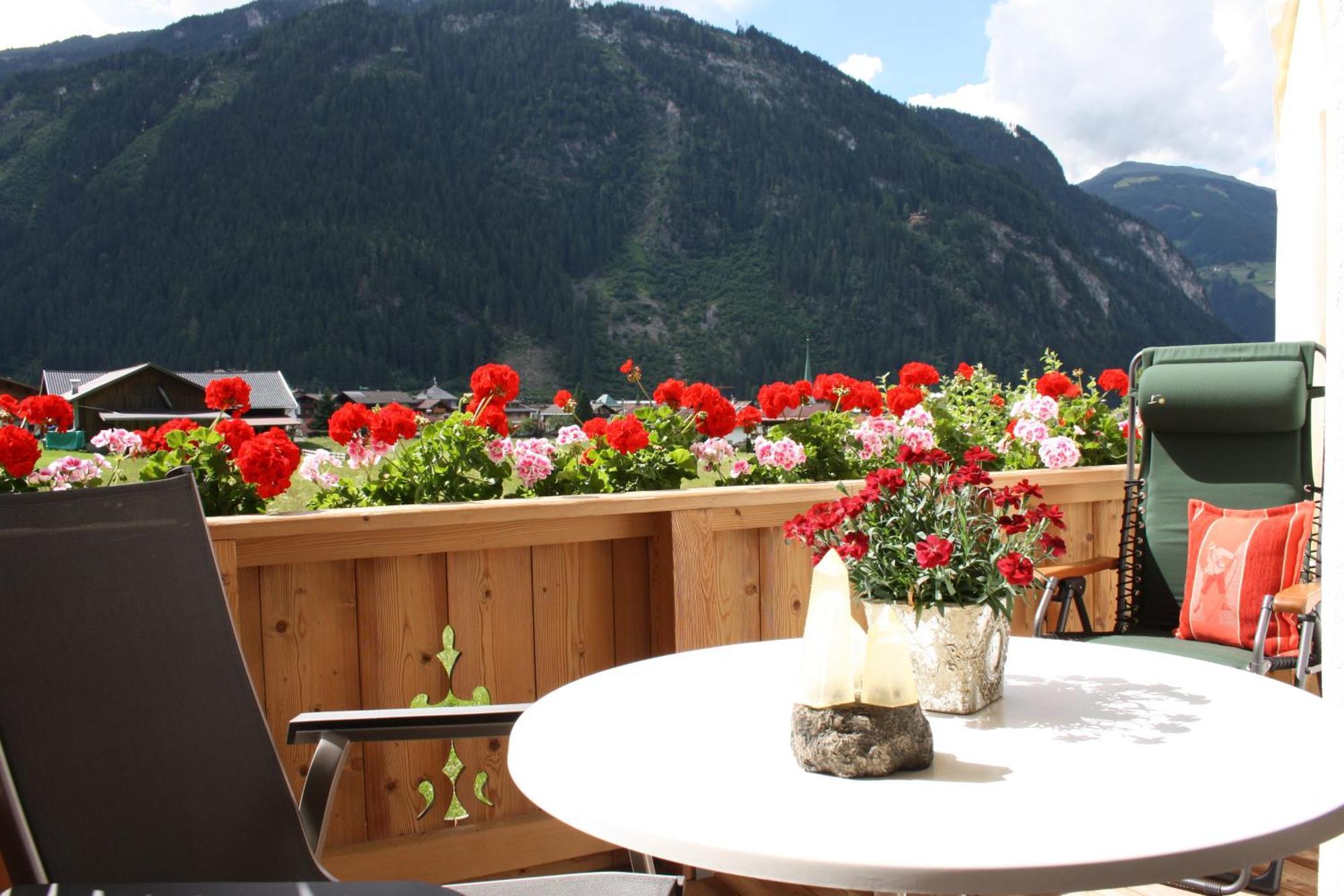 Aparthotel Vronis Waldhaus Adults Only Mayrhofen Pokoj fotografie